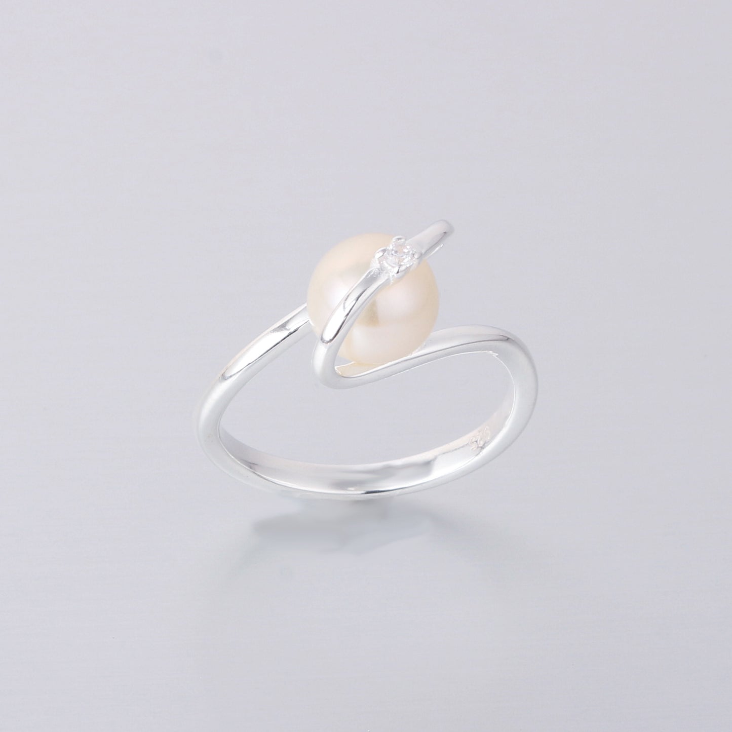 025-S925 Silver Freshwater Pearl Ring: Elegance Blooms